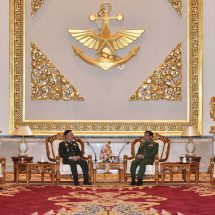 တပ်မတော်ကာကွယ်ရေးဦးစီးချုပ် ဗိုလ်ချုပ်မှူးကြီး မင်းအောင်လှိုင် သည် ထိုင်းဘုရင့် တပ်မတော်ကာကွယ်ရေးဦးစီးချုပ် General Surapong Suwana-Adth အား ယနေ့ ညနေ ၅ နာရီခွဲတွင် နေပြည်တော်ရှိ ဇေယာျသီရိဗိမာန်၌ ဂုဏ်ပြုတပ်ဖွဲ့ဖြင့် ကြိုဆို၊ တွေ့ဆုံဆွေးနွေး