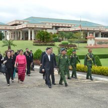 Senior General Min Aung Hlaing sees off Thai Chief of Defence Forces at airport