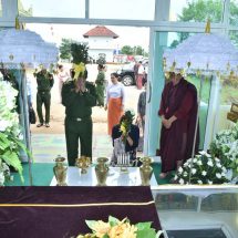 Senior General Min Aung Hlaing pays homage to remains of Kengtung Dhammawdaya Pariyatti Sarthintaik Presiding Nayaka Sayadaw Abhidhaja Maha Rattha Guru Agga Maha Pandita Agga Maha Saddhamma Jotikadhaja Bhaddanta Ajeya