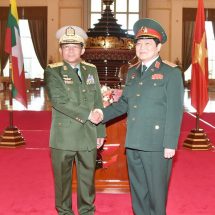 တပ်မတော်ကာကွယ်ရေးဦးစီးချုပ် ဗိုလ်ချုပ်မှူးကြီး မင်းအောင်လှိုင် ဗီယက်နမ်ဆိုရှယ်လစ်သမ္မတနိုင်ငံ၊ ကာကွယ်ရေးဝန်ကြီးအား ဂုဏ်ပြုတပ်ဖွဲ့ဖြင့်ကြိုဆို၊ တွေ့ဆုံဆွေးနွေး