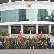 တပ်မတော်ကာကွယ်ရေးဦးစီးချုပ် ဗိုလ်ချုပ်မှူးကြီးမင်းအောင်လှိုင် ဦးဆောင်သည့် မြန်မာ့တပ်မတော်ချစ်ကြည်ရေးကိုယ်စားလှယ်အဖွဲ့ တရုတ်နိုင်ငံ ကြည်းတပ်အထူးစစ်ဆင်ရေးသင်တန်းကျောင်းသို့ သွားရောက်ကြည့်ရှုလေ့လာ၊ တောင်ပိုင်းစစ်နယ်ဝန်းဌာနချုပ်၊ ဌာနချုပ်မှူးနှင့်တွေ့ဆုံဆွေးနွေး