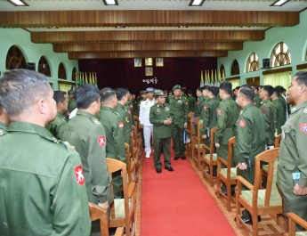 တပ္မေတာ္ ကာကြယ္ေရးဦးစီးခ်ဳပ္ ဗိုလ္ခ်ဳပ္မွဴးႀကီး မင္းေအာင္လႈိင္ ၁၄-၁၁-၂၀၁၇ ရက္ေန႔ နံနက္ပိုင္းတြင္ ကေလာတပ္နယ္ရွိ စစ္ဦးစီးတကၠသိုလ္မွ သင္တန္းသားအရာရွိႀကီးမ်ားကို ေတြ႕ဆုံအမွာစကားေျပာၾကား