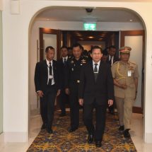 အာဆီယံနိုင်ငံများ၏ ကာကွယ်ရေးနှင့်လုံခြုံရေးဆိုင်ရာပြပွဲ(Defence & Security 2017) တက်ရောက်ခဲ့သည့် တပ်မတော်ကာကွယ်ရေးဦးစီးချုပ် ဗိုလ်ချုပ်မှူးကြီး မင်းအောင်လှိုင်ဦးဆောင်သည့် မြန်မာ့တပ်မတော်ကိုယ်စားလှယ်အဖွဲ့ပြန်လည် ရောက်ရှိ