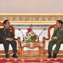 တပ်မတော်ကာကွယ်ရေးဦးစီးချုပ် ဗိုလ်ချုပ်မှူးကြီး မင်းအောင်လှိုင် လာအိုပြည်သူ့တပ်မတော်၊ လာအိုအမျိုးသားကာကွယ်ရေးဝန်ကြီး Lieutenant General Chansamone Chanyalath ဦးဆောင်သော ကိုယ်စားလှယ်အဖွဲ့အား ဂုဏ်ပြုတပ်ဖွဲ့ဖြင့် ကြိုဆို၊ တွေ့ဆုံဆွေးနွေး