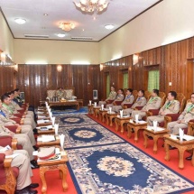 တပ်မတော်ကာကွယ်ရေးဦးစီးချုပ် ဗိုလ်ချုပ်မှူးကြီး မဟာသရေစည်သူ မင်းအောင်လှိုင်သည် ထူးချွန်ဆုရရှိကြသည့် ဗိုလ်လောင်း ၅ ဦးနှင့် ၎င်းတို့၏ မိဘများအားတွေ့ဆုံ၍ ဂုဏ်ပြုအမှာစကားပြောကြား