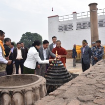 တပ်မတော်ကာကွယ်ရေးဦးစီးချုပ် ဗိုလ်ချုပ်မှူးကြီးမင်းအောင်လှိုင် ဦးဆောင်သည့် မြန်မာ့တပ်မတော်ချစ်ကြည်ရေး ကိုယ်စားလှယ်အဖွဲ့ ဗုဒ္ဓမြတ်စွာဘုရားဖွားမြင်တော်မူရာ လုမ္ဗိနီဥယျာဉ်သို့သွားရောက်ကြည့်ရှုလေ့လာ