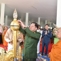 Senior General Min Aung Hlaing visits Tachilek Shwedagon Pagoda, views and sets up stone tablets inscribed with Pitakas