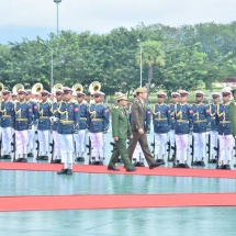 တပ်မတော်ကာကွယ်ရေးဦးစီးချုပ် ဗိုလ်ချုပ်မှူးကြီး မင်းအောင်လှိုင် စင်ကာပူတပ်မတော်ကာကွယ်ရေးဦးစီးချုပ် Lieutenant General Perry Lim ဦးဆောင်သောကိုယ်စားလှယ်အဖွဲ့အား ဂုဏ်ပြုတပ်ဖွဲ့ဖြင့်ကြိုဆို၊ တွေ့ဆုံဆွေးနွေး