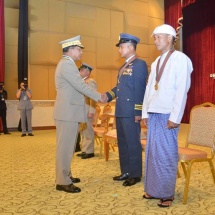 တပ်မတော်ကာကွယ်ရေးဦးစီးချုပ် ဗိုလ်ချုပ်မှူးကြီး မဟာသရေစည်သူ မင်းအောင်လှိုင်သည် နိုင်ငံတော်သမ္မတကပေးအပ်သည့် ၂၀၁၈ ခုနှစ် ဂုဏ်ထူးဆောင်ဘွဲ့များ ချီးမြှင့်အပ်နှင်းခြင်းအခမ်းအနားသို့တက်ရောက်