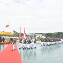 Senior General Min Aung Hlaing welcomes Lt. Gen. Perry Lim, Chief of Defence Force of Singaporean Armed Forces