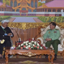 တပ်မတော်ကာကွယ်ရေးဦးစီးချုပ် ဗိုလ်ချုပ်မှူးကြီး မင်းအောင်လှိုင် သည် ပအိုးဝ်ငြိမ်းချမ်းရေးအဖွဲ့(PNO) အသွင်ပြောင်းပြည်သူ့စစ်(ဌာနေ)အဖွဲ့ ဥက္ကဋ္ဌ ဦးအောင်ခမ်းထီ နှင့် အဖွဲ့ဝင်များအား လက်ခံ တွေ့ဆုံ