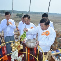 တပ်မတော်ကာကွယ်ရေးဦးစီးချုပ် ဗိုလ်ချုပ်မှူးကြီး မင်းအောင်လှိုင်  နေပြည်တော်၊ ဒက္ခိဏခရိုင်၊ လယ်ဝေးမြို့နယ်၊ အေလာမြို့ရှိ နယ်မြေခံတပ်ရင်းအတွင်း တည်ထားကိုးကွယ်သည့် ရွှေစည်းခုံ စေတီပုံတူ အောင်ဓမ္မရာဇာစေတီတော်မြတ်ကြီး ရွှေထီးတော်တင်လှူပွဲနှင့် ဗုဒ္ဓါဘိသေကအနေကဇာတင် အလှူတော် မင်္ဂလာအခမ်းအနားသို့ တက်ရောက်