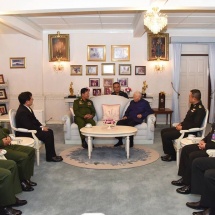 တပ်မတော်ကာကွယ်ရေးဦးစီးချုပ် ဗိုလ်ချုပ်မှူးကြီး မင်းအောင်လှိုင် ထိုင်းဘုရင့်အတိုင်ပင်ခံကောင်စီ ဥက္ကဋ္ဌဖြစ်သူ Gen. Prem Tinsulanonda နှင့်တွေ့ဆုံ