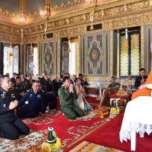တပ်မတော်ကာကွယ်ရေးဦးစီးချုပ် ဗိုလ်ချုပ်မှူးကြီး မင်းအောင်လှိုင် ထိုင်းနိုင်ငံသံဃာ့ နာယကဂိုဏ်းချုပ် ဆရာတော်ကြီးအား ဖူးမြော်ကြည်ညို