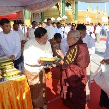 မြန်မာ့တပ်မတော်နှင့် ထိုင်းဘုရင့်တပ်မတော် (ကြည်း၊ရေ၊လေ) မိသားစုများပူးတွဲ၍ ဥပ္ပါတသန္တိစေတီတော် မြတ်ကြီးတွင် သံဃာတော်အပါး(၁၀၀၀) အား ဆွမ်းဆန်တော် နှင့်လှူဖွယ်ပစ္စည်းများ လောင်းလှူပွဲအခမ်းအနားကျင်းပ