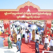 Yadana diamond orb, pennant-shaped vane, golden umbrella hoisted atop Yahanta Tahtaung Shinpin Myatswa Hsutaungpyae Pagoda on Shwemoe Hill