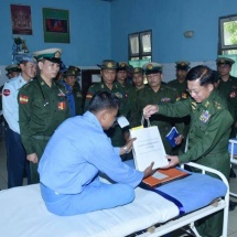 Senior General Min Aung Hlaing meets, comforts officers and other ranks receiving medical treatment at military hospital in Dawei