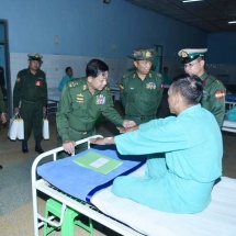 တပ်မတော်ကာကွယ်ရေးဦးစီးချုပ် ဗိုလ်ချုပ်မှူးကြီး မင်းအောင်လှိုင် ထားဝယ်မြို့ရှိ တပ်မတော်ဆေးရုံတွင် တက်ရောက်ဆေးကုသမှုခံယူလျက်ရှိသည့် အရာရှိ၊ စစ်သည်များအား သွားရောက်တွေ့ဆုံ အားပေးစကားပြောကြား