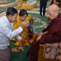 တပ်မတော်ကာကွယ်ရေးဦးစီးချုပ် ဗိုလ်ချုပ်မှူးကြီး မင်းအောင်လှိုင် အမှူးပြုသော ဧည့်ပရိသတ်များက ကာကွယ်ရေးဦးစီးချုပ်ရုံး(ကြည်း၊ရေ၊လေ) မိသားစု ဆဋ္ဌမအကြိမ် စုပေါင်းရဟန်းခံရှင်ပြု အလှူတော်မင်္ဂလာကုသိုလ်တော် အခမ်းအနားပြုလုပ်