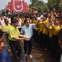 တပ်မတော်ကာကွယ်ရေးဦးစီးချုပ် ဗိုလ်ချုပ်မှူးကြီး မင်းအောင်လှိုင်နှင့်ဇနီး ဒေါ်ကြူကြူလှတို့သည် ပြင်ဦးလွင်တပ်နယ်ရှိ သင်တန်းကျောင်းများနှင့်တပ်ရင်း၊ တပ်ဖွဲ့များ၏ မိသားစုရေသဘင်မဏ္ဍပ်များ၌ အရာရှိ၊ စစ်သည်၊ မိသားစုဝင်များနှင့် ဗိုလ်လောင်းများ၏ ပျော်ရွှင်စွာရေသဘင်ပွဲတော်ဆင်နွှဲနေမှုများကို လိုက်လံကြည့်ရှုခဲ့ကြပြီး ဗိုလ်လောင်းများနှင့် တပ်မတော်အရာရှိကြီးများအား အတာရေများပက်ဖျန်းပေး