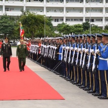 ထိုင်းနိုင်ငံတွင် ချစ်ကြည်ရေးခရီးရောက်ရှိနေသည့် တပ်မတော်ကာကွယ်ရေးဦးစီးချုပ် ဗိုလ်ချုပ်မှူးကြီး မင်းအောင်လှိုင် အား ထိုင်းဘုရင့်တပ်မတော် ကာကွယ်ရေးဦးစီးချုပ် General Tarnchaiyan Srisuwan က ဂုဏ်ပြုကြိုဆို ၊ တွေ့ဆုံဆွေးနွေး