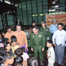 တပ်မတော်ကာကွယ်ရေးဦးစီးချုပ် ဗိုလ်ချုပ်မှူးကြီး မင်းအောင်လှိုင် ရေးမြို့နယ်အတွင်း မိုးအဆက်မပြတ်ရွာသွန်းမှုများကြောင့် ရေးမြို့ အားကစားရုံတွင် လာရောက်နေထိုင်လျှက်ရှိသာ ရေဘေးသင့်ပြည်သူအား ရင်းရင်းနှီးနှီးတွေ့ဆုံ၊ စားသောက်ဖွယ်ရာများနှင့် ပညာသင်ထောက်ပံ့ငွေများပေးအပ်