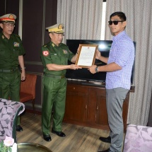 စိန်ခေါ်သူ ဂျပန်နိုင်ငံသားဟာစီဂါဝါအားအနိုင်ရရှိသည့် မြန်မာအမျိုးသား ကချင်တိုင်းရင်းသားအောင်လအန်ဆန် အား တပ်မတော်ကာကွယ်ရေးဦးစီးချုပ် ၏ ဂုဏ်ပြုစာလွှာပေးအပ်
