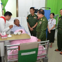 Senior General Min Aung Hlaing gives words of encouragement to UWSA (Wa) Group Vice Chairman U Pauk Yu Yi receiving medical treatment at General Hospital (1000-bed) in Nay Pyi Taw
