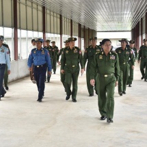 တပ်မတော်ကာကွယ်ရေးဦးစီးချုပ် ဗိုလ်ချုပ်မှူးကြီး မင်းအောင်လှိုင် မြန်မာ့သားကောင်း စစ်မှုထမ်းဟောင်းအိမ်ရာ(လေးထောင့်ကန်) တည်ဆောက်နေမှုအခြေအနေများအား သွားရောက်ကြည့်ရှုစစ်ဆေး