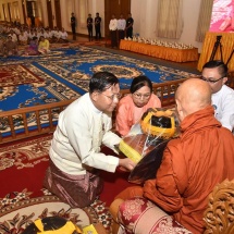 တပ်မတော်ကာကွယ်ရေးဦးစီးချုပ် ဗိုလ်ချုပ်မှူးကြီး မင်းအောင်လှိုင် နေပြည်တော်ရှိ ဥပ္ပါတသန္တိစေတီတော်မြတ်ကြီးဓမ္မာရုံ၌ ကျင်းပပြုလုပ်သည့် ပြည်ထောင်စုသမ္မတ မြန်မာနိုင်ငံတော်အစိုးရ ၂၀၁၈ ခုနှစ်၊ ဝါဆိုသင်္ကန်းဆက်ကပ်လှူဒါန်းပွဲသို့တက်ရောက်၍ သံဃာတော်အရှင်သူမြတ်တို့အား ဝါဆိုသင်္ကန်းနှင့် လှူဖွယ်ဝတ္ထုပစ္စည်းများ ဆက်ကပ်လှူဒါန်း