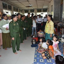 Senior General Min Aung Hlaing meets and encourages flood victims from Hpa-an and surrounding villages in Kayin State
