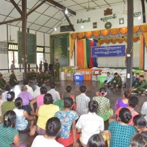 တပ်မတော်ကာကွယ်ရေးဦးစီးချုပ် ဗိုလ်ချုပ်မှူးကြီး မင်းအောင်လှိုင် အမှတ်(၁)အခြေခံပညာ အထက်တန်းကျောင်း၊ ဘားအံမြို့တွင် ခေတ္တပြောင်းရွှေ့နေထိုင်လျက်ရှိသည့် ရေဘေးရှောင်ပြည်သူများအား သွားရောက် တွေ့ဆုံအားပေးစကားပြောကြားပြီး စားသောက်ဖွယ်ရာများ ပေးအပ်၍ ရင်းရင်းနှီးနှီးနှုတ်ဆက်