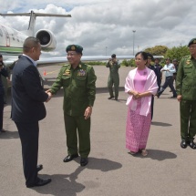 မြန်မာ-ထိုင်း 6th High Level Committee Meeting တက်ရောက်မည့် ထိုင်းဘုရင့်တပ်မတော်ကာကွယ်ရေးဦးစီးချုပ်နှင့်ဇနီး ဦးဆောင်သည့်ကိုယ်စားလှယ်အဖွဲ့ရောက်ရှိ၊ တပ်မတော်ကာကွယ်ရေးဦးစီးချုပ် ဗိုလ်ချုပ်မှူးကြီးမင်းအောင်လှိုင်နှင့်ဇနီးတို့က ဂုဏ်ပြုညစာဖြင့် တည်ခင်းဧည့်ခံ