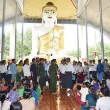 Senior General Min Aung Hlaing visits flood victims of Shwegyin and its surrounding villages