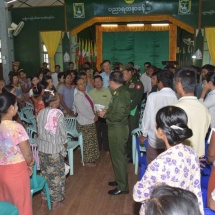 တပ်မတော်ကာကွယ်ရေးဦးစီးချုပ် ဗိုလ်ချုပ်မှူးကြီး မင်းအောင်လှိုင် အခြေခံပညာအထက်တန်းကျောင်း၊ ရွှေကျင်မြို့တွင် ပြောင်းရွှေ့နေထိုင်လျက်ရှိသည့်ရေဘေးရှောင် ပြည်သူများအား သွားရောက်တွေ့ဆုံအားပေးစကားပြောကြားပြီး စားသောက်ဖွယ်ရာများပေးအပ်