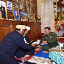 တပ်မတော်ကာကွယ်ရေးဦးစီးချုပ် ဗိုလ်ချုပ်မှူးကြီးမင်းအောင်လှိုင် ပအိုဝ်းငြိမ်းချမ်းရေးအဖွဲ့(PNO)အသွင်ပြောင်းပြည်သူ့စစ်ဌာနေအဖွဲ့နာယကဦးအောင်ခမ်းထီ နှင့်တွေ့ဆုံ၊ ကယားပြည်နယ်ရှိတိုင်းရင်းသား ခေါင်းဆောင်များအား တွေ့ဆုံ