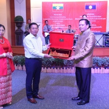 တပ်မတော်ကာကွယ်ရေးဦးစီးချုပ် ဗိုလ်ချုပ်မှူးကြီး မင်းအောင်လှိုင်အား ချန်ပါဆပ် ပြည်နယ် စစ်ဌာနချုပ်မှူး Brigadier General Sukai Phimmasan က ဂုဏ်ပြု ညစာစားပွဲဖြင့်တည်ခင်းဧည့်ခံ