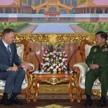 တပ်မတော်ကာကွယ်ရေးဦးစီးချုပ် ဗိုလ်ချုပ်မှူးကြီး မင်းအောင်လှိုင် မြန်မာနိုင်ငံဆိုင်ရာ ရုရှား ဖက်ဒရေးရှင်းနိုင်ငံသံအမတ်ကြီးအား လက်ခံတွေ့ဆုံ
