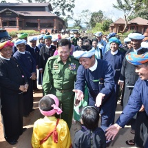 တပ်မတော်ကာကွယ်ရေးဦးစီးချုပ် ဗိုလ်ချုပ်မှူးကြီး မင်းအောင်လှိုင် ရှေးဟောင်းသမိုင်းဝင် မွေတော်ကက္ကူဘုရားနှင့် အင်းလေးဖောင်တော်ဦးဘုရားသို့ သွားရောက်ဖူးမြော်ကြည်ညိုပြီး တိုင်းရင်းသားဒေသခံပြည်သူများနှင့် ရင်းရင်းနှီးနှီးတွေ့ဆုံ(ရုပ်သံသတင်း)