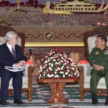 Senior General Min Aung Hlaing receives French Ambassador H.E. Mr. Christian Lechervy 