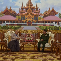 တပ်မတော်ကာကွယ်ရေးဦးစီးချုပ် ဗိုလ်ချုပ်မှူးကြီး မင်းအောင်လှိုင်နှင့် မြန်မာနိုင်ငံသတင်းမီဒီယာကောင်စီ ဥက္ကဋ္ဌ ဦးအုန်းကြိုင်ဦးဆောင်သည့်အဖွဲ့ ရင်းနှီးစွာတွေ့ဆုံ ဆွေးနွေး