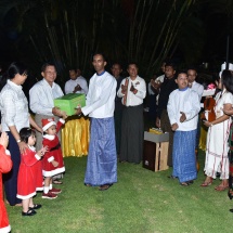 Catholic Yangon Youth visits residence of Senior General Min Aung Hlaing, sings Christmas carols and prays for peace