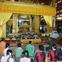 တပ်မတော်ကာကွယ်ရေးဦးစီးချုပ် ဗိုလ်ချုပ်မှူးကြီး မင်းအောင်လှိုင် အင်းလေးဖောင်တော်ဦးဘုရားသို့ သွားရောက် ဖူးမြော်ကြည်ညို၊ တိုင်းရင်းသား ဒေသခံပြည်သူများနှင့်ရင်းရင်းနှီးနှီးတွေ့ဆုံ
