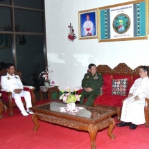 Senior General Min Aung Hlaing meets officers,other ranks and families from Kengtung Station