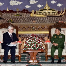 တပ်မတော်ကာကွယ်ရေးဦးစီးချုပ် ဗိုလ်ချုပ်မှူးကြီး မင်းအောင်လှိုင် မြန်မာနိုင်ငံဆိုင်ရာ ပြင်သစ်နိုင်ငံသံ အမတ်ကြီး H.E. Mr. Christian Lechervy အားလက်ခံတွေ့ဆုံ