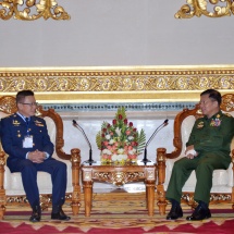 တပ်မတော်ကာကွယ်ရေးဦးစီးချုပ် ဗိုလ်ချုပ်မှူးကြီး မင်းအောင်လှိုင် ထိုင်းဘုရင့်လေတပ် ဦးစီးချုပ် Air Chief Marshal Chaiyapruk Didyasarin အားလက်ခံတွေ့ဆုံ 