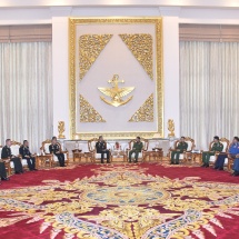 တပ်မတော်ကာကွယ်ရေးဦးစီးချုပ် ဗိုလ်ချုပ်မှူးကြီး မင်းအောင်လှိုင် ထိုင်းဘုရင့်တပ်မတော် ကြည်းတပ်ဦးစီးချုပ်အား လက်ခံတွေ့ဆုံ(ရုပ်သံသတင်း)