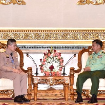 တပ်မတော်ကာကွယ်ရေးဦးစီးချုပ် ဗိုလ်ချုပ်မှူးကြီး မင်းအောင်လှိုင် ထိုင်းဘုရင့်ရေတပ်ဦးစီးချုပ် Admiral Luechai Ruddit အားလက်ခံတွေ့ဆုံ
