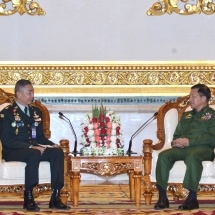 တပ်မတော်ကာကွယ်ရေးဦးစီးချုပ် ဗိုလ်ချုပ်မှူးကြီး မင်းအောင်လှိုင် ထိုင်းဘုရင့်တပ်မတော် ကြည်းတပ်ဦးစီးချုပ်အား လက်ခံတွေ့ဆုံ