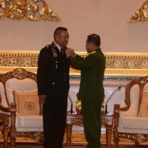 တပ်မတော်ကာကွယ်ရေးဦးစီးချုပ် ဗိုလ်ချုပ်မှူးကြီး မင်းအောင်လှိုင် ထိုင်းဘုရင့်တပ်မတော်ကာကွယ်ရေးဦးစီးချုပ် General Ponpipat Benyasri ချစ်ကြည်ရင်းနှီးမှုကိစ္စရပ်များဆွေးနွေး၊ တပ်မတော်ကာကွယ်ရေးဦးစီးချုပ်၏ ဂုဏ်ထူးဆောင်တံဆိပ်ချီးမြှင့်အပ်နှင်း